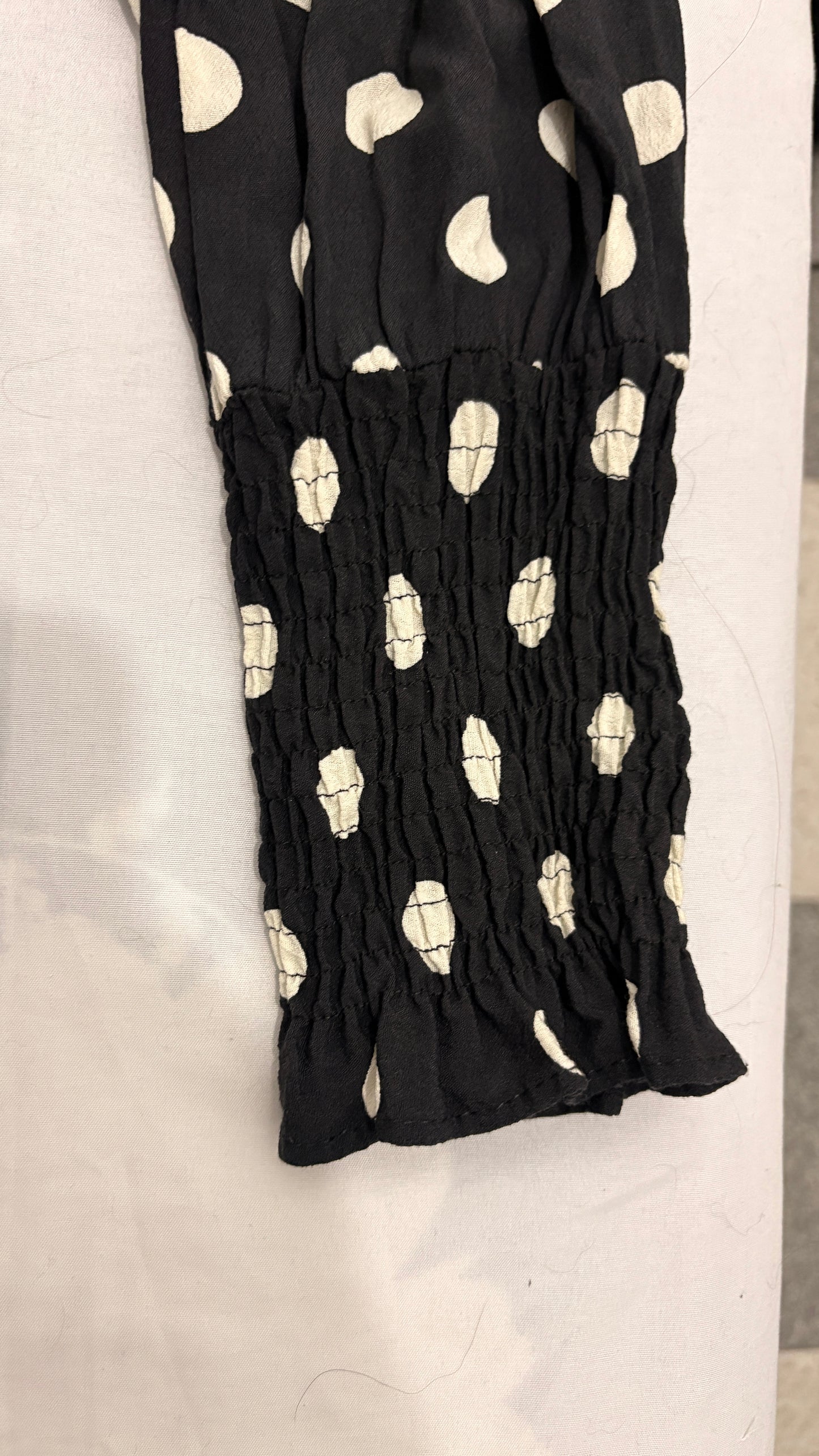 Blusa puntos Zara azul oscuro Talla M