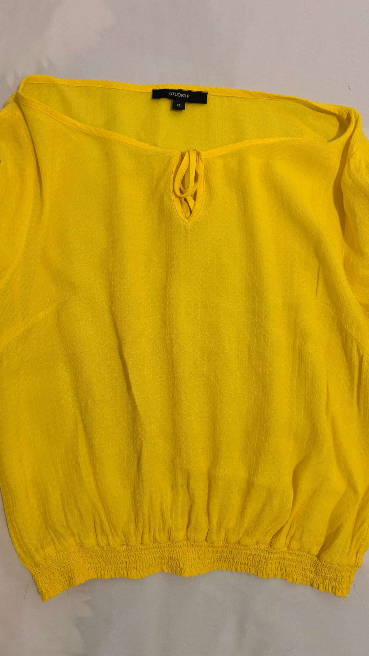 Blusa Studio F amarilla Talla XS