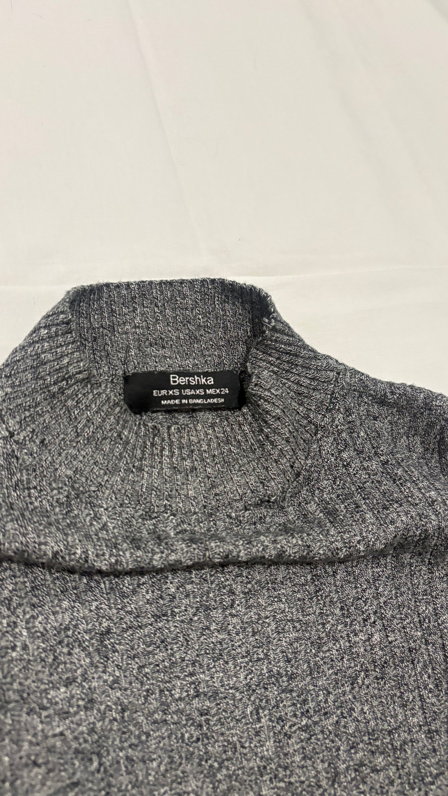 Buso Bershka gris